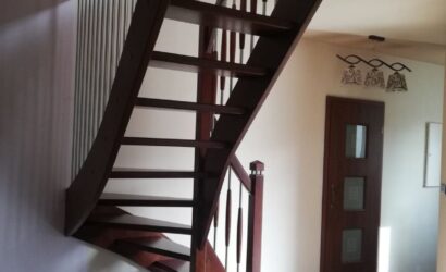 Drewniane schody z metalowymi balustradami