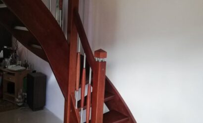 Drewniane schody z metalowymi balustradami