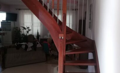 Drewniane schody z metalowymi balustradami