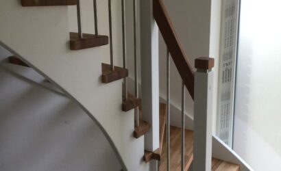 Drewniane schody z metalowymi balustradami