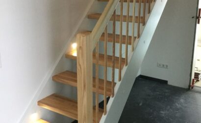 Drewniane schody z drewnianymi balustradami