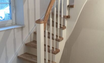 Drewniane schody z drewnianymi balustradami