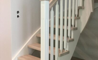 Drewniane schody z drewnianymi balustradami