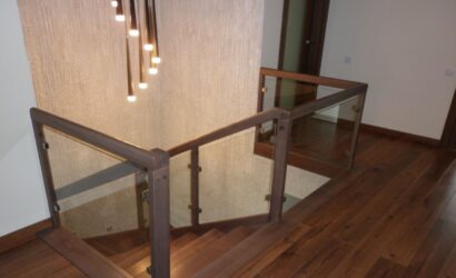 Drewniane schody ze szklanymi balustradami
