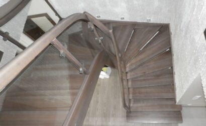 Drewniane schody ze szklanymi balustradami