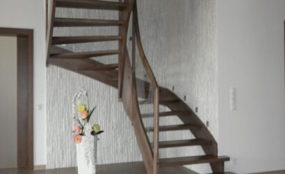 Drewniane schody z drewnianymi balustradami