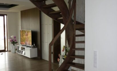 Drewniane schody ze szklanymi balustradami