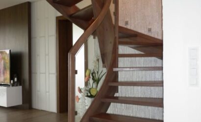 Drewniane schody ze szklanymi balustradami