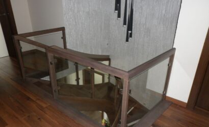 Drewniane schody ze szklanymi balustradami