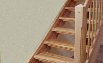 Drewniane schody z drewnianymi balustradami