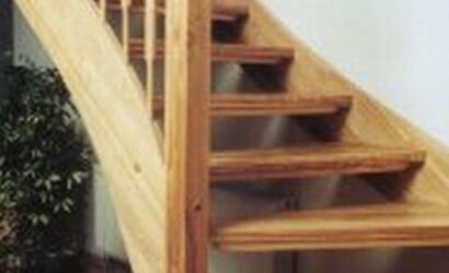 Drewniane schody z drewnianymi balustradami