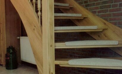 Drewniane schody z drewnianymi balustradami