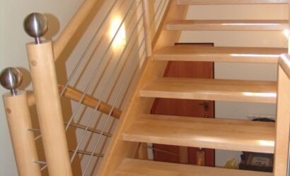 Drewniane schody z metalowymi balustradami