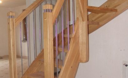 Drewniane schody z metalowymi balustradami