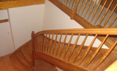 Drewniane schody z drewnianymi balustradami