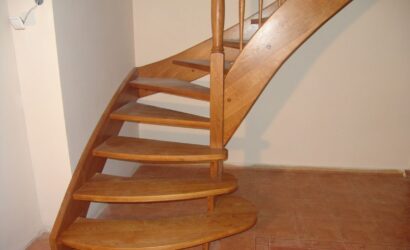 Drewniane schody z drewnianymi balustradami