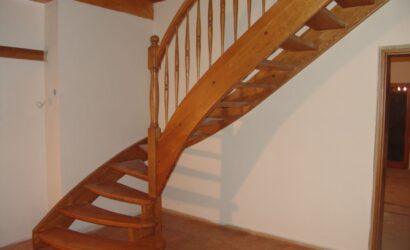 Drewniane schody z drewnianymi balustradami