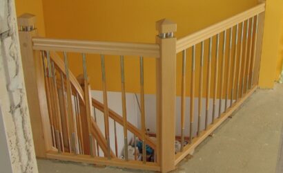 Drewniane schody z metalowymi balustradami