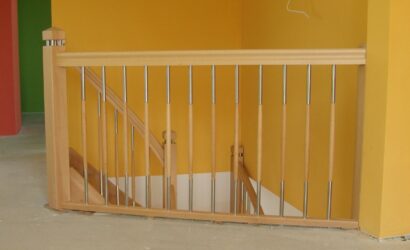 Drewniane schody z metalowymi balustradami