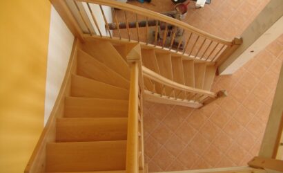 Drewniane schody z metalowymi balustradami