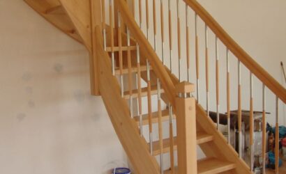 Drewniane schody z metalowymi balustradami