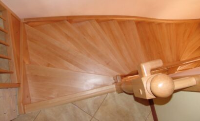 Drewniane schody z drewnianymi balustradami