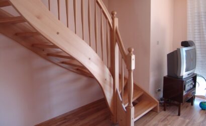 Drewniane schody z drewnianymi balustradami