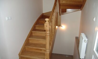 Drewniane schody z drewnianymi balustradami