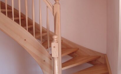 Drewniane schody z drewnianymi balustradami