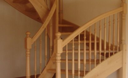 Drewniane schody z drewnianymi balustradami