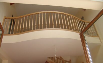 Drewniane schody z drewnianymi balustradami