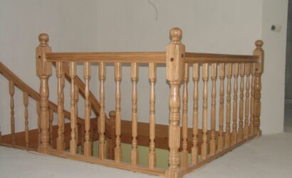Drewniane schody z drewnianymi balustradami