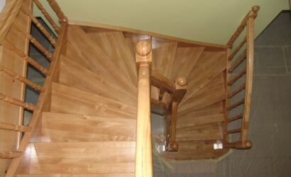 Drewniane schody z drewnianymi balustradami