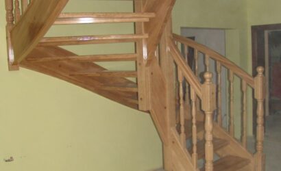 Drewniane schody z drewnianymi balustradami