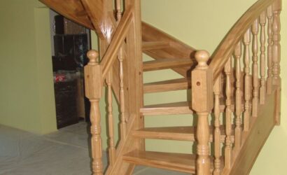 Drewniane schody z drewnianymi balustradami