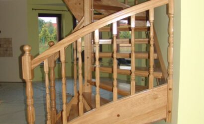 Drewniane schody z drewnianymi balustradami