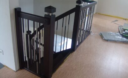 Drewniane schody z drewnianymi balustradami