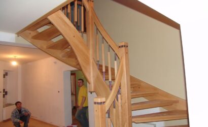 Drewniane schody z metalowymi balustradami