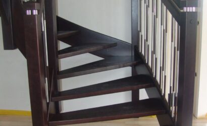 Drewniane schody z drewnianymi balustradami