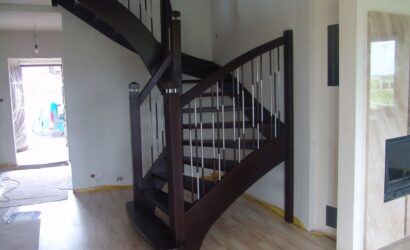 Drewniane schody z drewnianymi balustradami