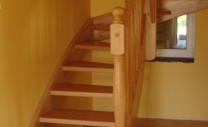 Drewniane schody z drewnianymi balustradami