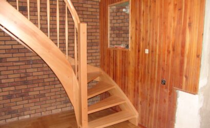 Drewniane schody z drewnianymi balustradami