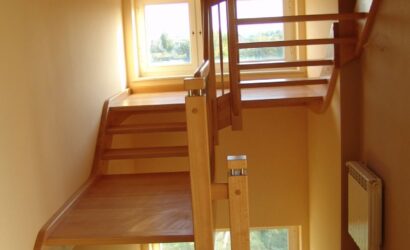 Drewniane schody z drewnianymi balustradami