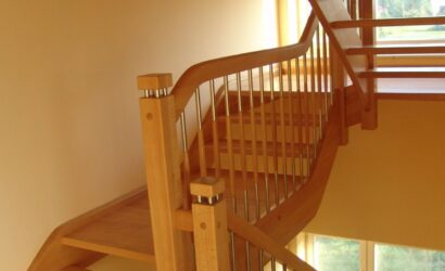 Drewniane schody z drewnianymi balustradami