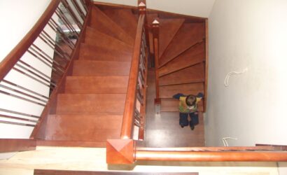 Drewniane schody z drewnianymi balustradami