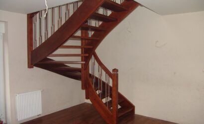 Drewniane schody z drewnianymi balustradami