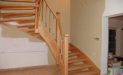 Drewniane schody z metalowymi balustradami