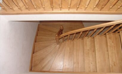 Drewniane schody z drewnianymi balustradami