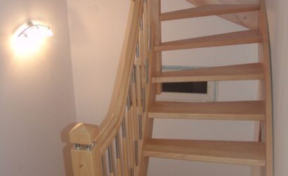 Drewniane schody z metalowymi balustradami