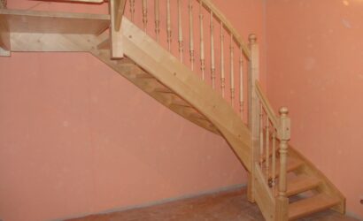 Drewniane schody z metalowymi balustradami